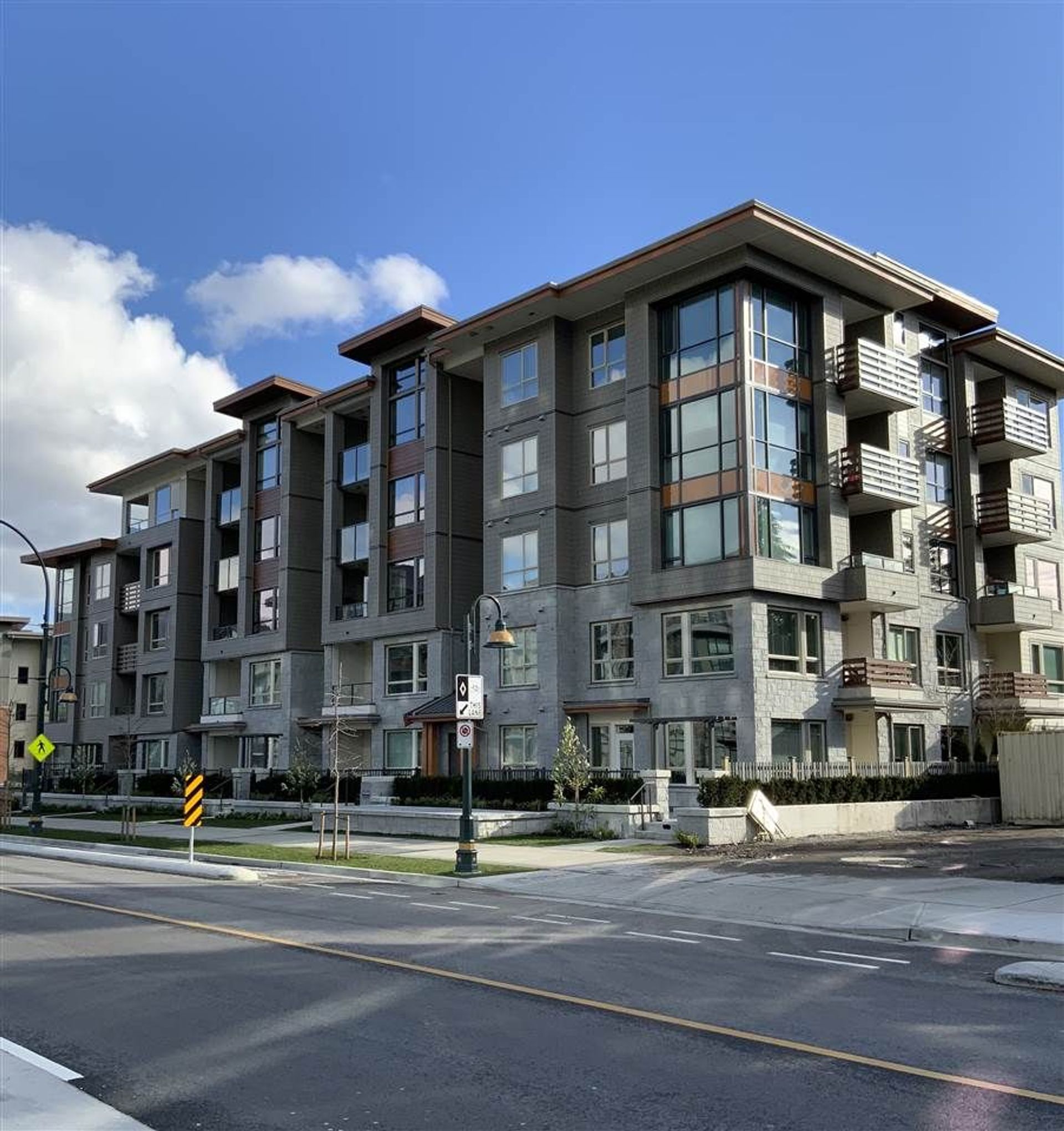 90026 at 402 - 2663 Library Lane, North Vancouver