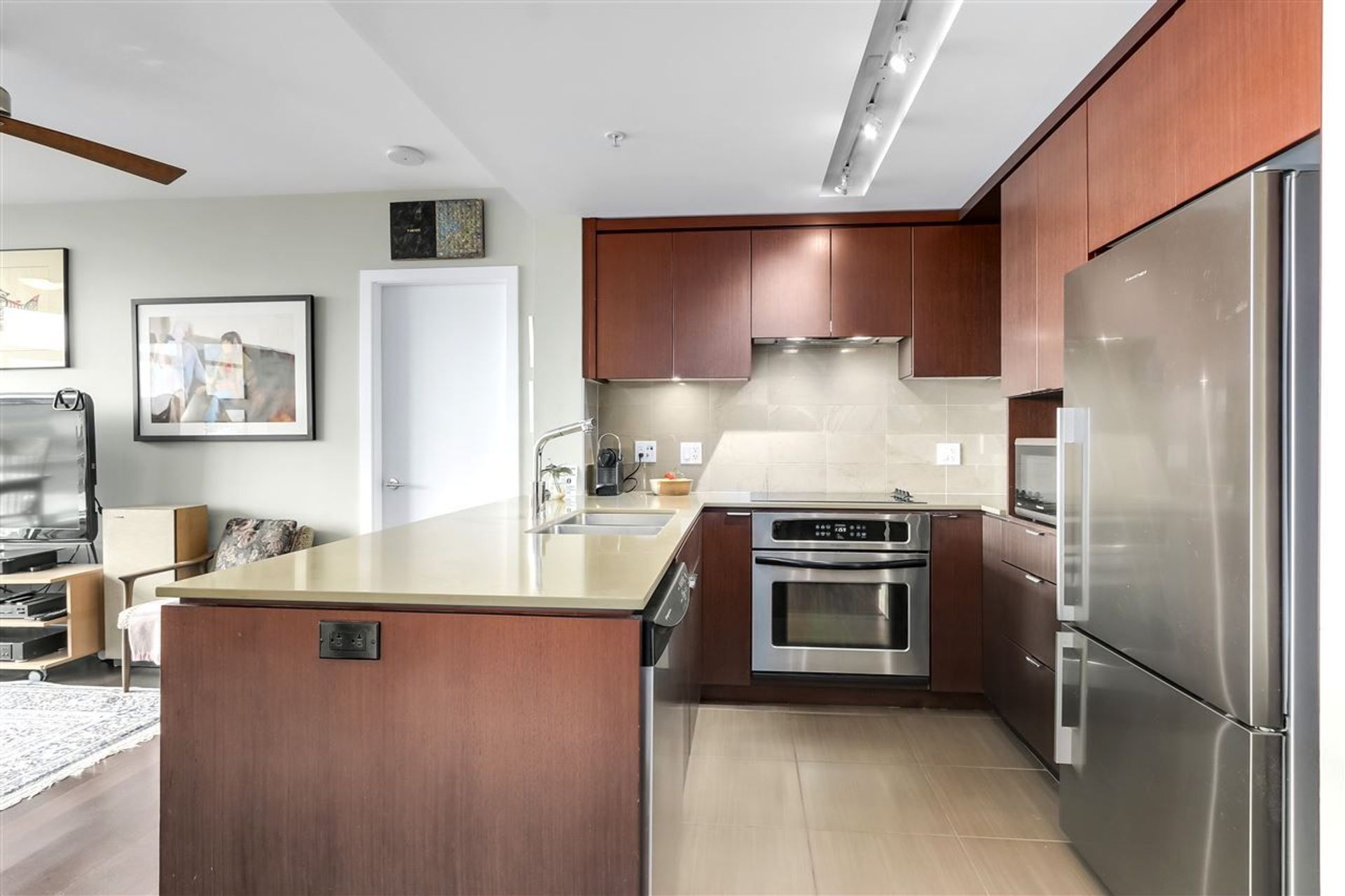 90673 at 602 - 1320 Chesterfield Avenue, North Vancouver