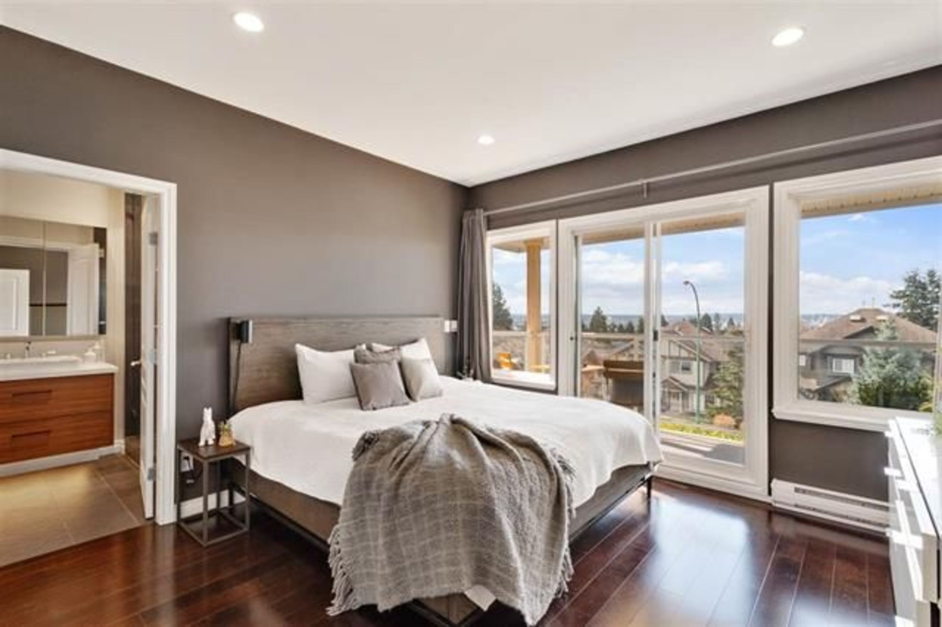 91489 at 322 5th Street E, North Vancouver