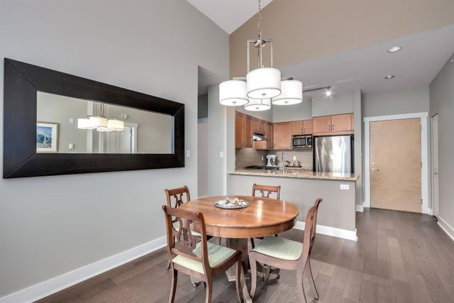 96827 at 403 - 2601 Whiteley Court, North Vancouver