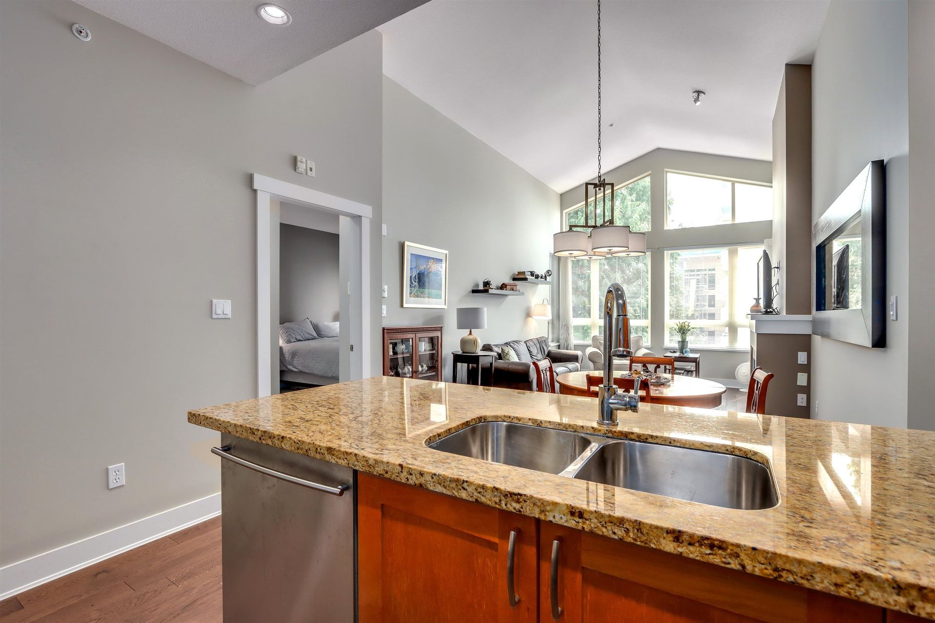 96788 at 403 - 2601 Whiteley Court, North Vancouver