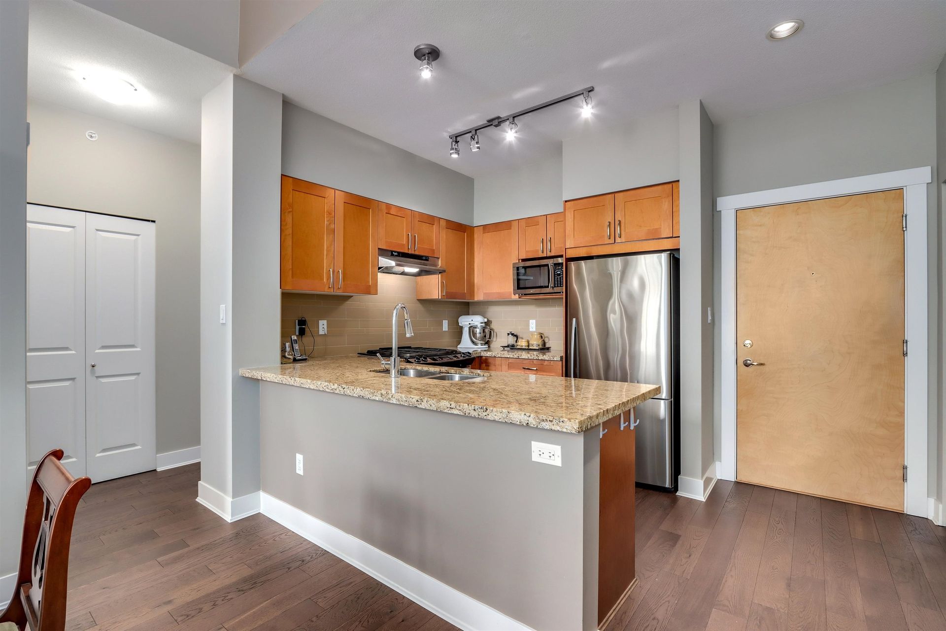 96829 at 403 - 2601 Whiteley Court, North Vancouver