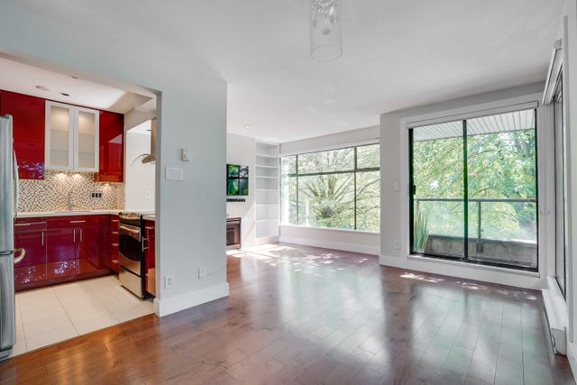 97204 at 201 - 1702 Chesterfield Avenue, North Vancouver