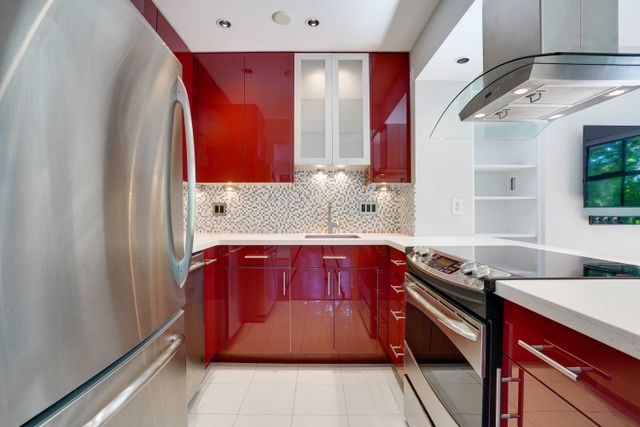 97219 at 201 - 1702 Chesterfield Avenue, North Vancouver