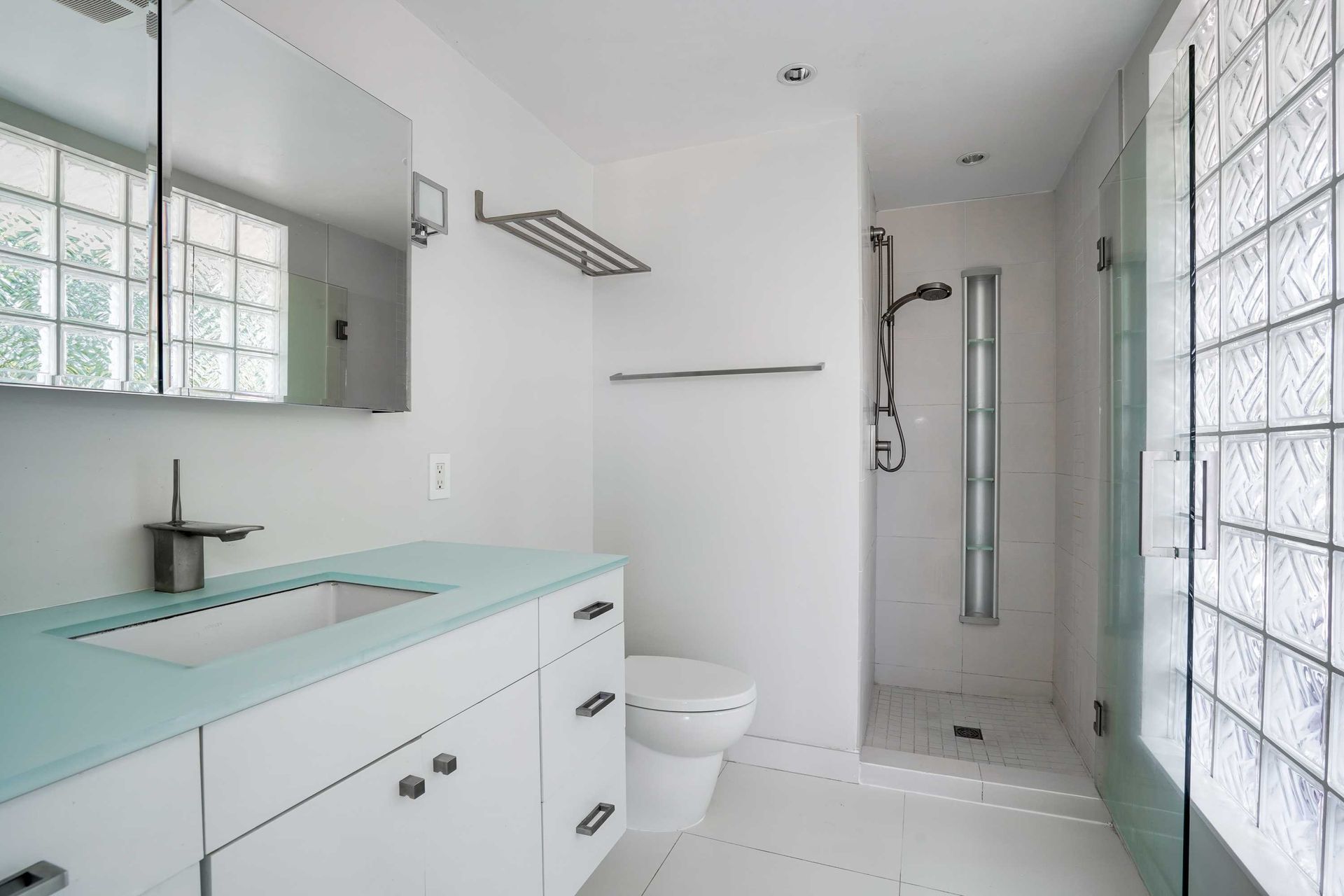 97264 at 201 - 1702 Chesterfield Avenue, North Vancouver