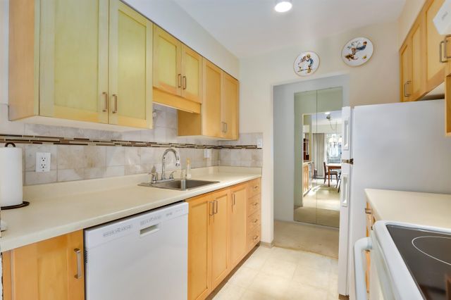 98018 at 311 - 555 28th Street W, North Vancouver