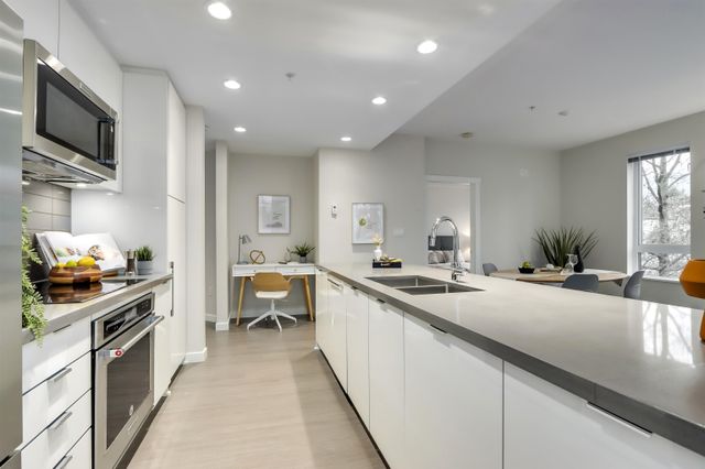 98734 at 313 - 277 1st Street W, North Vancouver