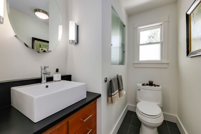 262680391-19 at 528 8th Street E, North Vancouver