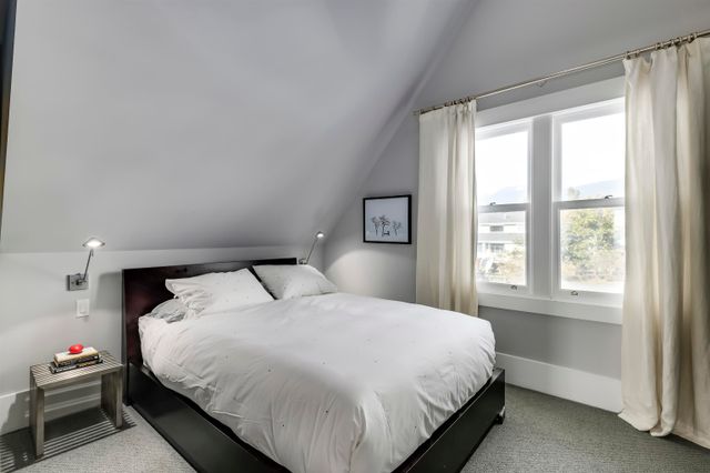 262680391-21 at 528 8th Street E, North Vancouver