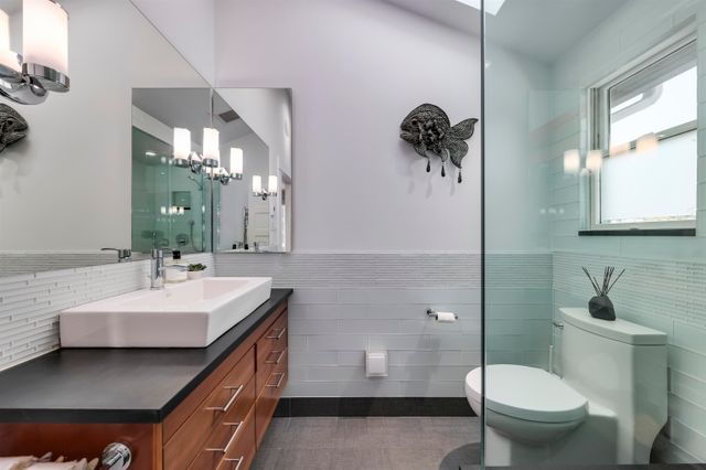 262680391-22 at 528 8th Street E, North Vancouver