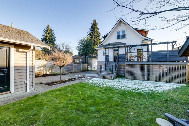 262680391-36 at 528 8th Street E, North Vancouver