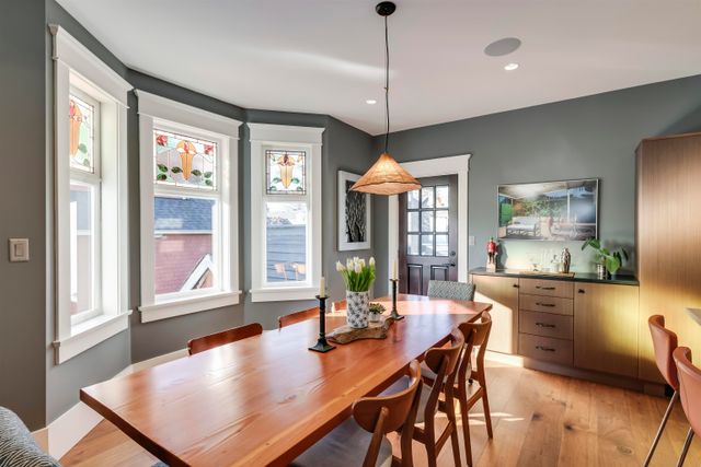 262680391-7 at 528 8th Street E, North Vancouver