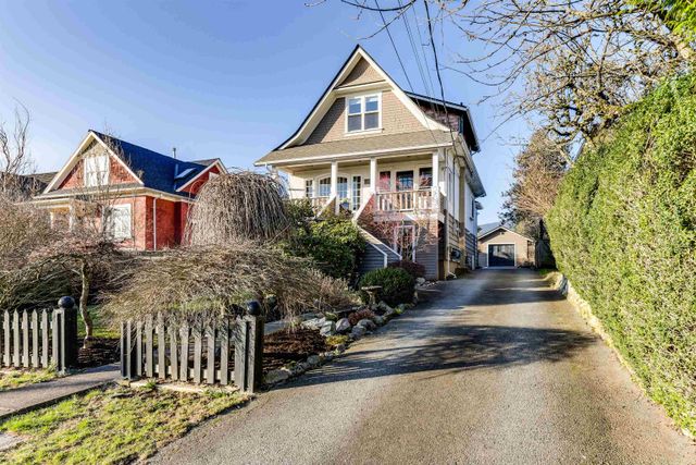 262680391 at 528 8th Street E, North Vancouver