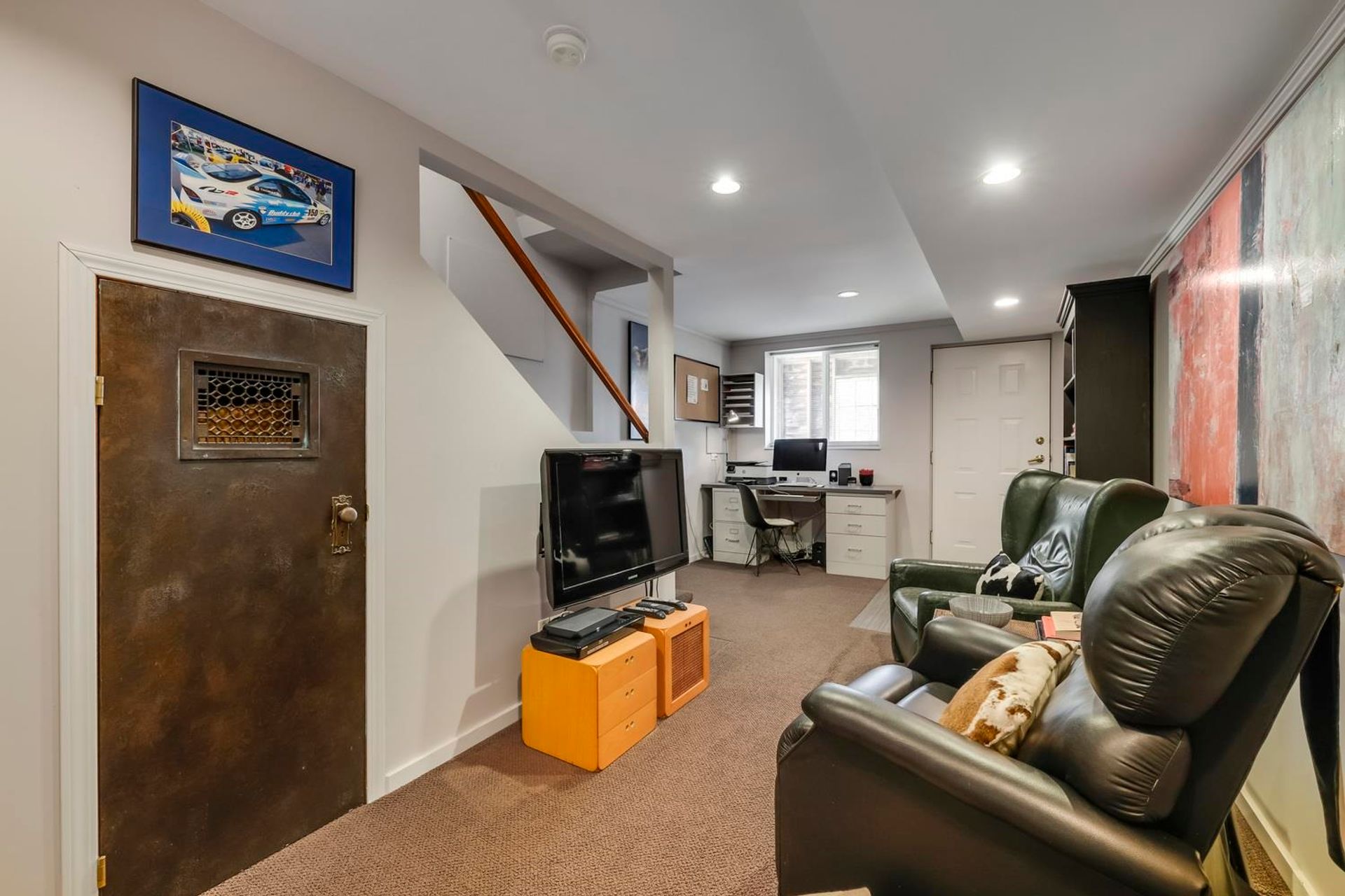 262680391-24 at 528 8th Street E, North Vancouver