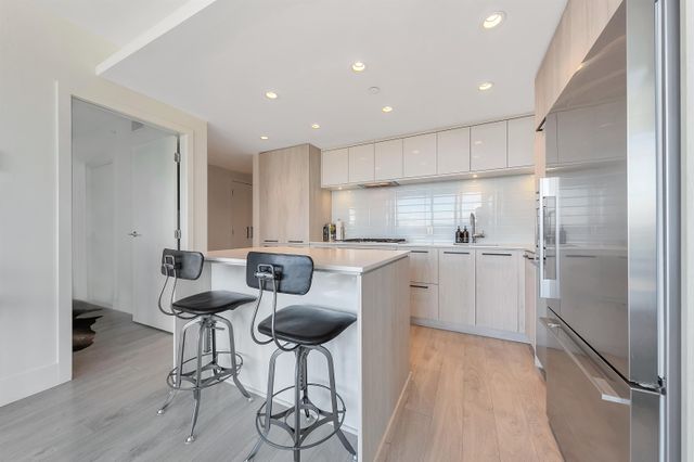 98852 at 902 - 680 Seylynn Crescent, North Vancouver