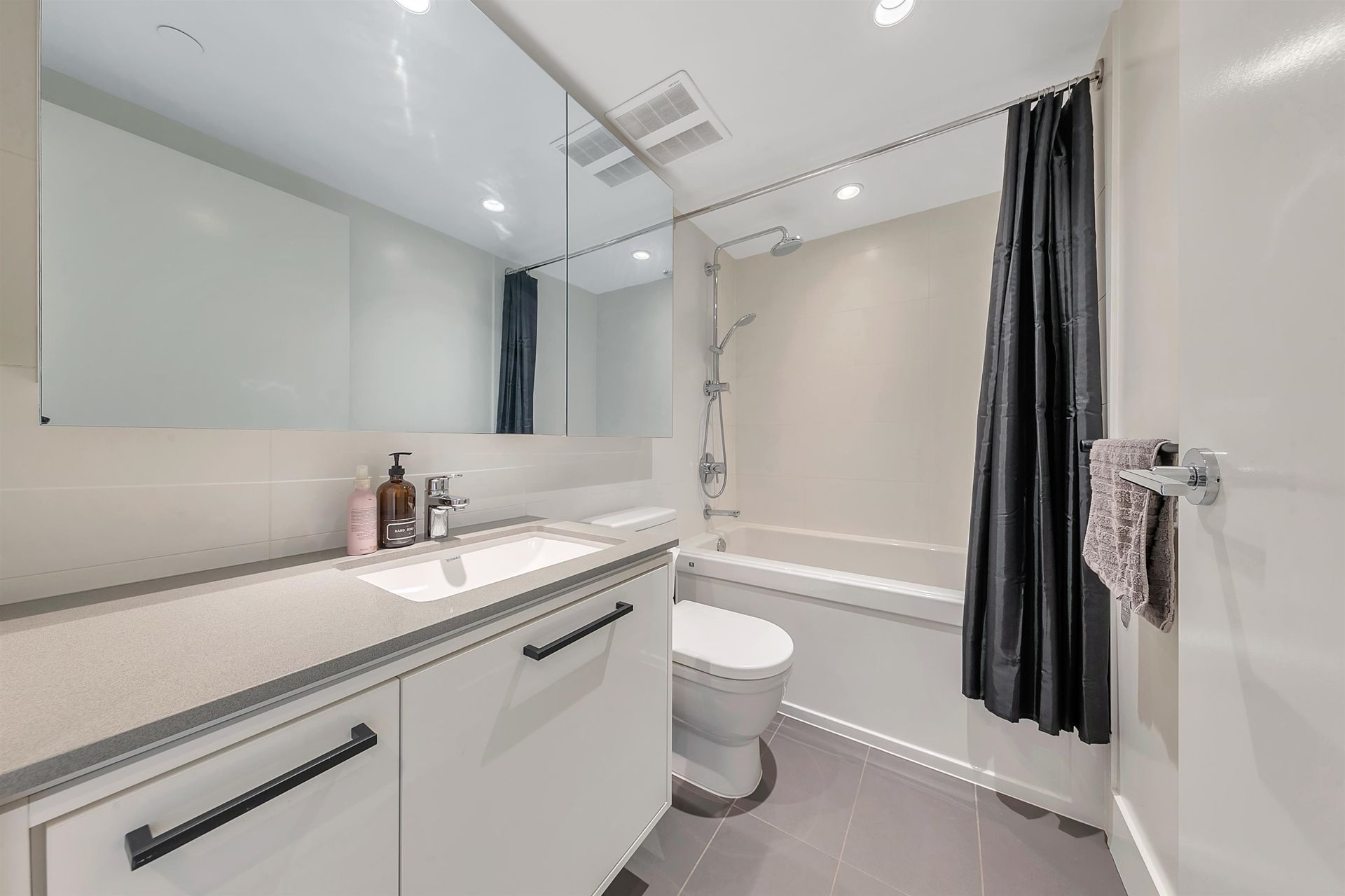 98832 at 902 - 680 Seylynn Crescent, North Vancouver