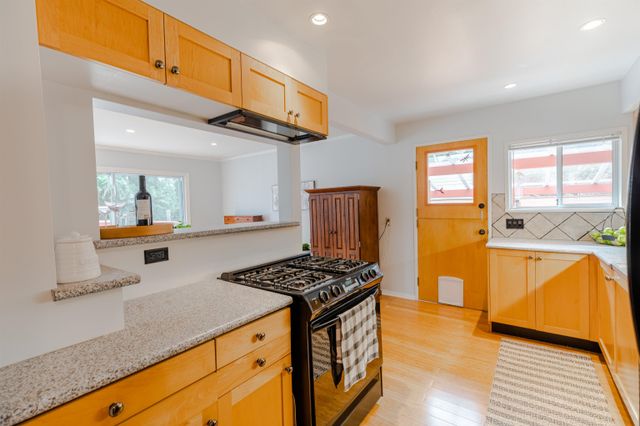 262695248-6 at 1314 Sunnyside Drive, North Vancouver