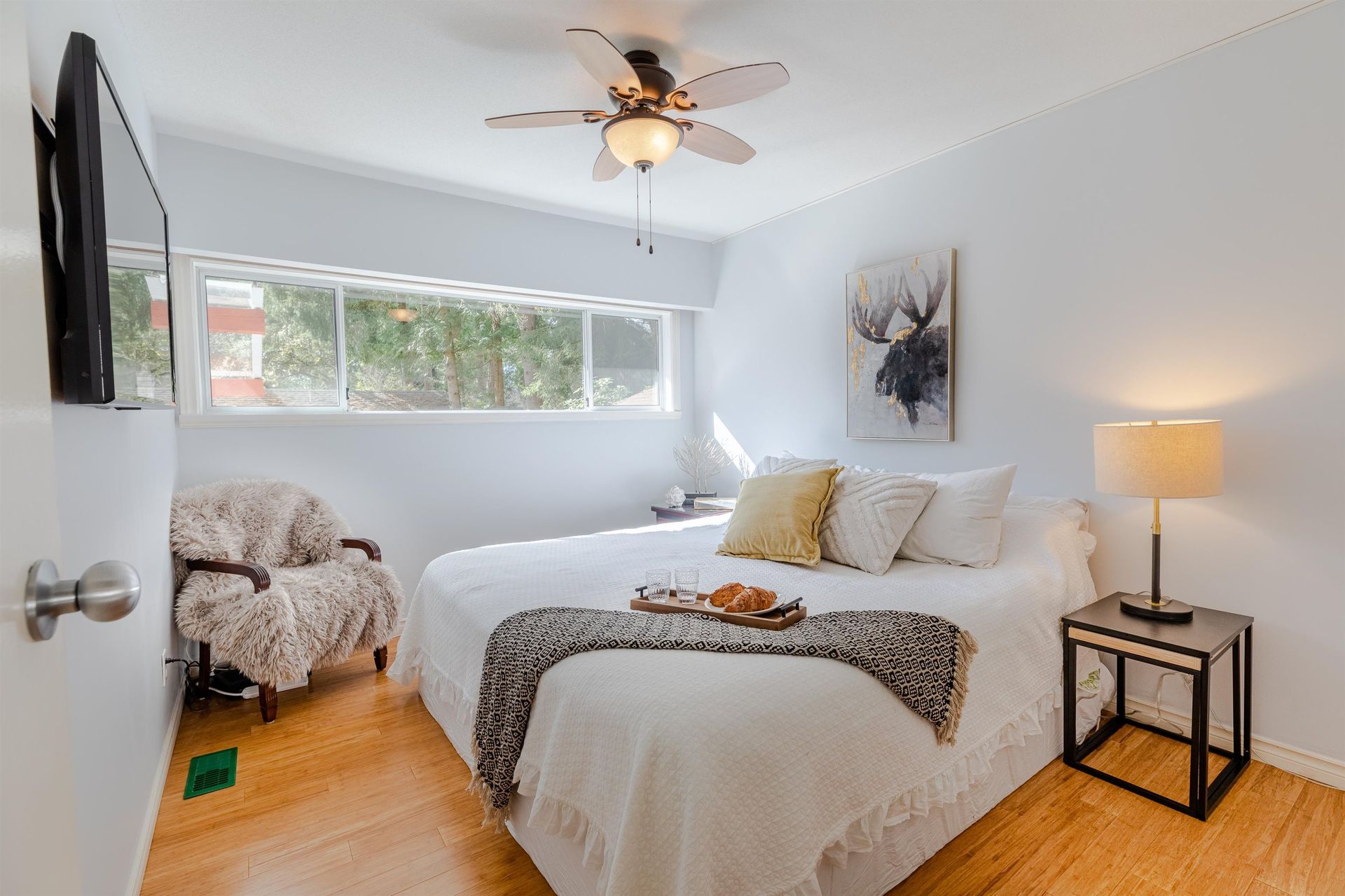 262695248-8 at 1314 Sunnyside Drive, North Vancouver
