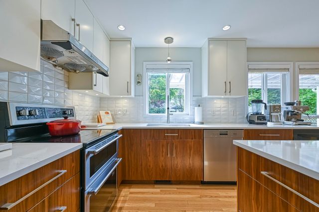 262717085-9 at 2688 Tempe Knoll Drive, North Vancouver