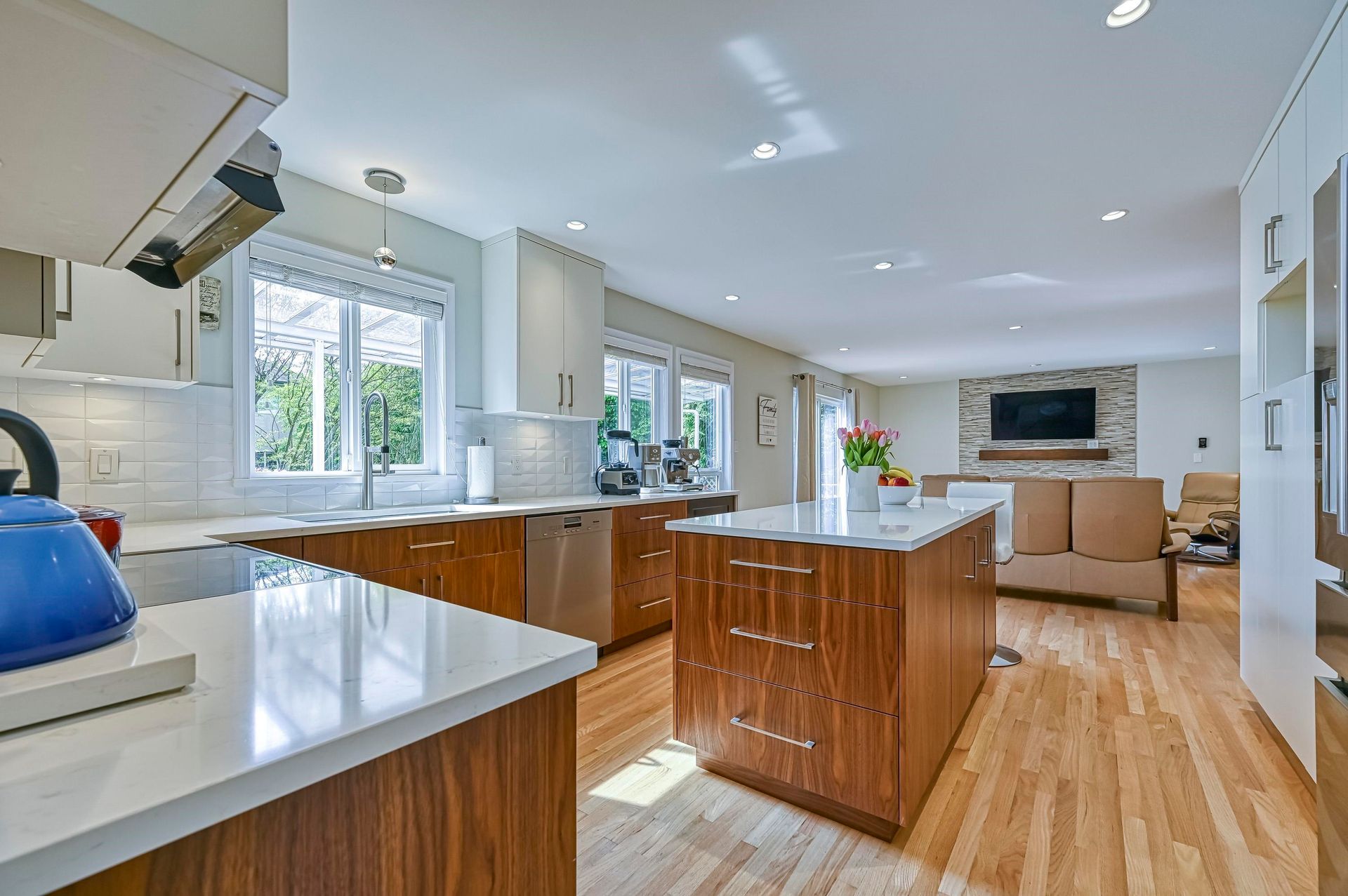 262717085-7 at 2688 Tempe Knoll Drive, North Vancouver