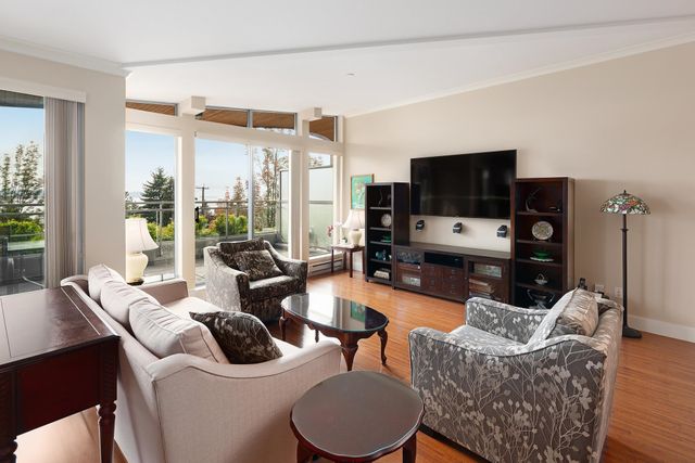 262681840-1 at 7 - 1140 25th Street, West Vancouver