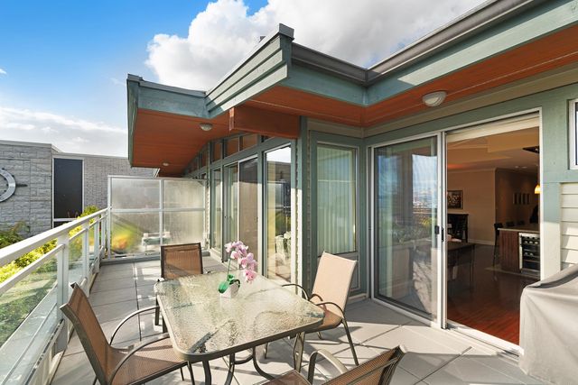 262681840-21 at 7 - 1140 25th Street, West Vancouver