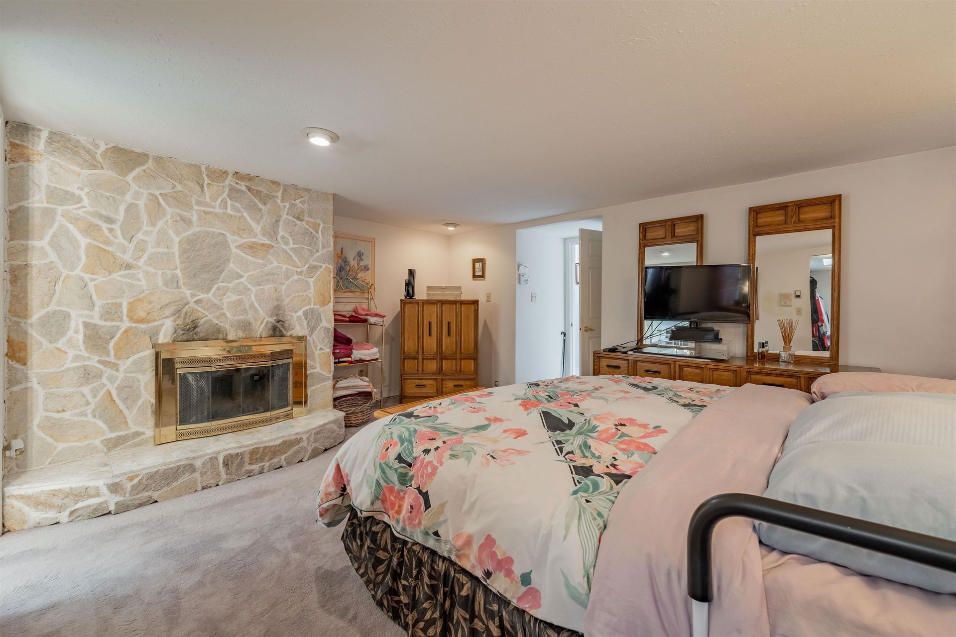 262718975-15 at 1515 Palmerston Avenue, West Vancouver