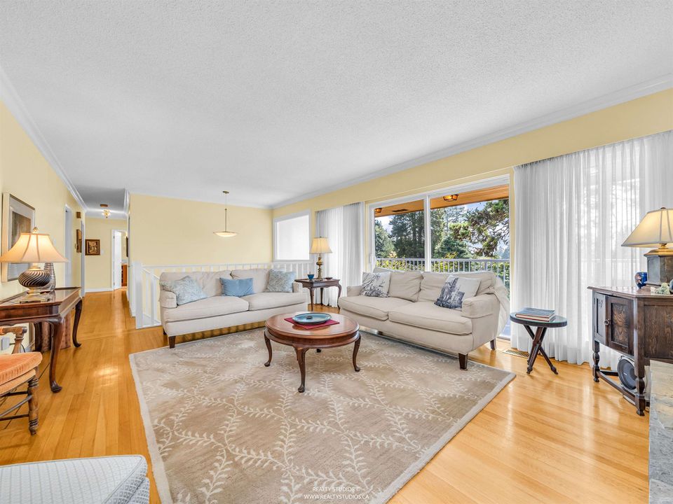 1202 Bracknell Crescent4