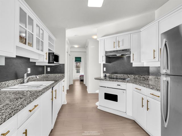 588-16th-street-ambleside-west-vancouver-22 at 201 - 588 16th Street, Ambleside, West Vancouver