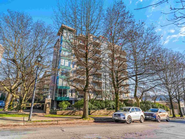 588-16th-street-ambleside-west-vancouver-31 at 201 - 588 16th Street, Ambleside, West Vancouver