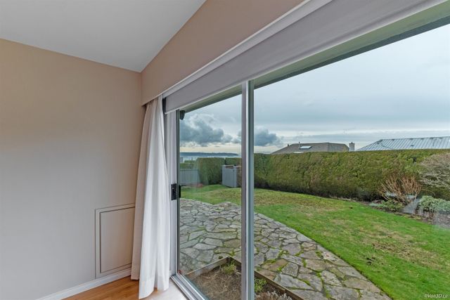 1405-20th-street-ambleside-west-vancouver-03 at 1405 20th Street, Ambleside, West Vancouver