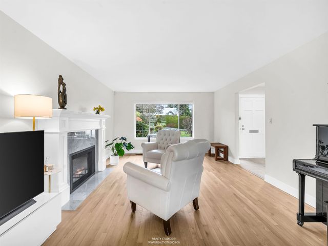 1405-20th-street-ambleside-west-vancouver-04 at 1405 20th Street, Ambleside, West Vancouver