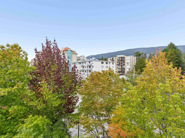588-16th-street-ambleside-west-vancouver-15 at 603 - 588 16th Street, Ambleside, West Vancouver