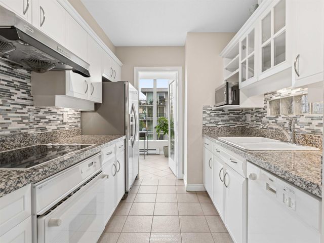 588-16th-street-ambleside-west-vancouver-17 at 603 - 588 16th Street, Ambleside, West Vancouver