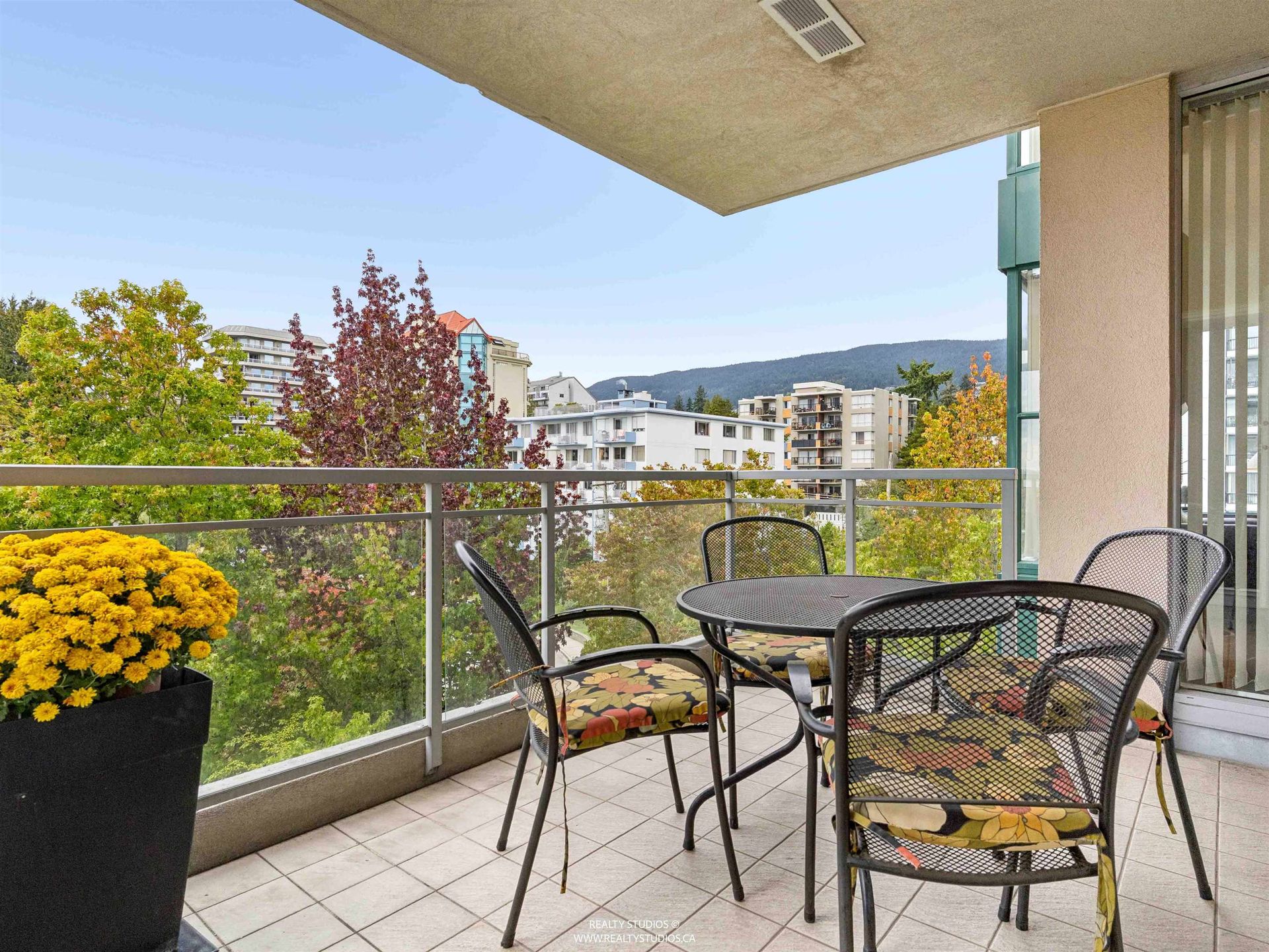 588-16th-street-ambleside-west-vancouver-12 at 603 - 588 16th Street, Ambleside, West Vancouver