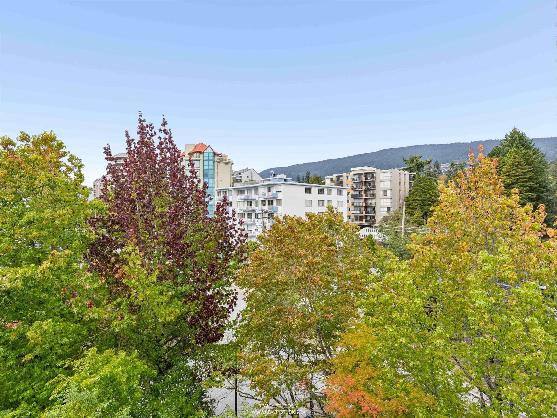 588-16th-street-ambleside-west-vancouver-15 at 603 - 588 16th Street, Ambleside, West Vancouver