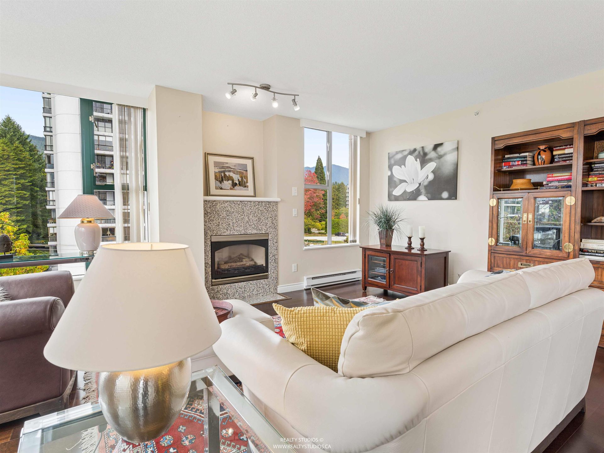 588-16th-street-ambleside-west-vancouver-16 at 603 - 588 16th Street, Ambleside, West Vancouver