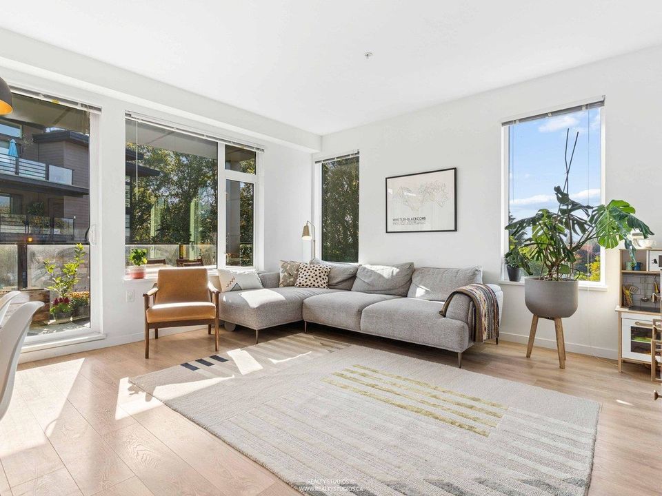 313 - 725 Marine Drive1