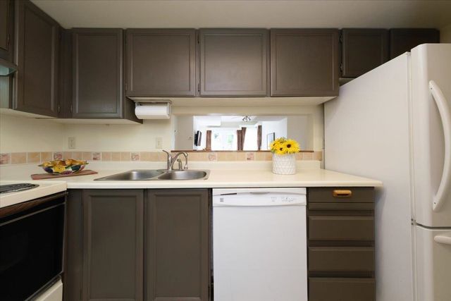 230-w-15th-street-central-lonsdale-north-vancouver-09 at 5 - 230 W 15th Street, Central Lonsdale, North Vancouver