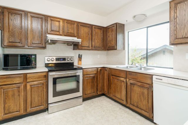 49-walton-way-north-shore-pt-moody-port-moody-08 at 49 Walton Way, North Shore Pt Moody, Port Moody