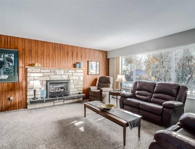 7da75b63461c5630250e66df36342472 at 2035 Hillside Avenue, Cape Horn, Coquitlam