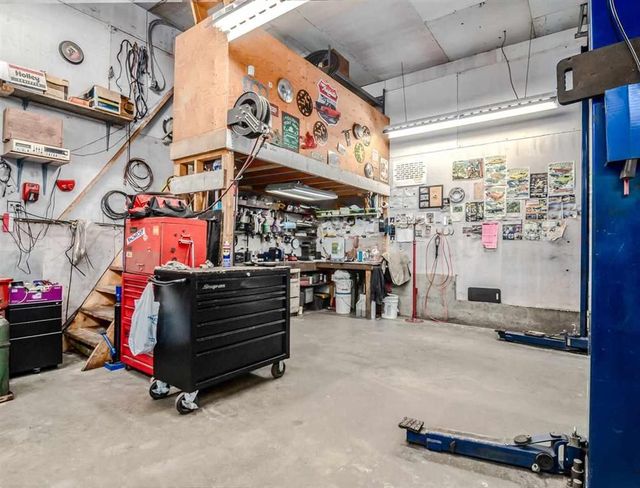 e9e51c9dc2fc1907e4c0eae39e4d2a24 at 2035 Hillside Avenue, Cape Horn, Coquitlam