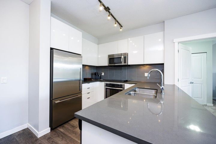 2665mountain-19 at 301 - 2665 Mountain Highway, Lynn Valley, North Vancouver