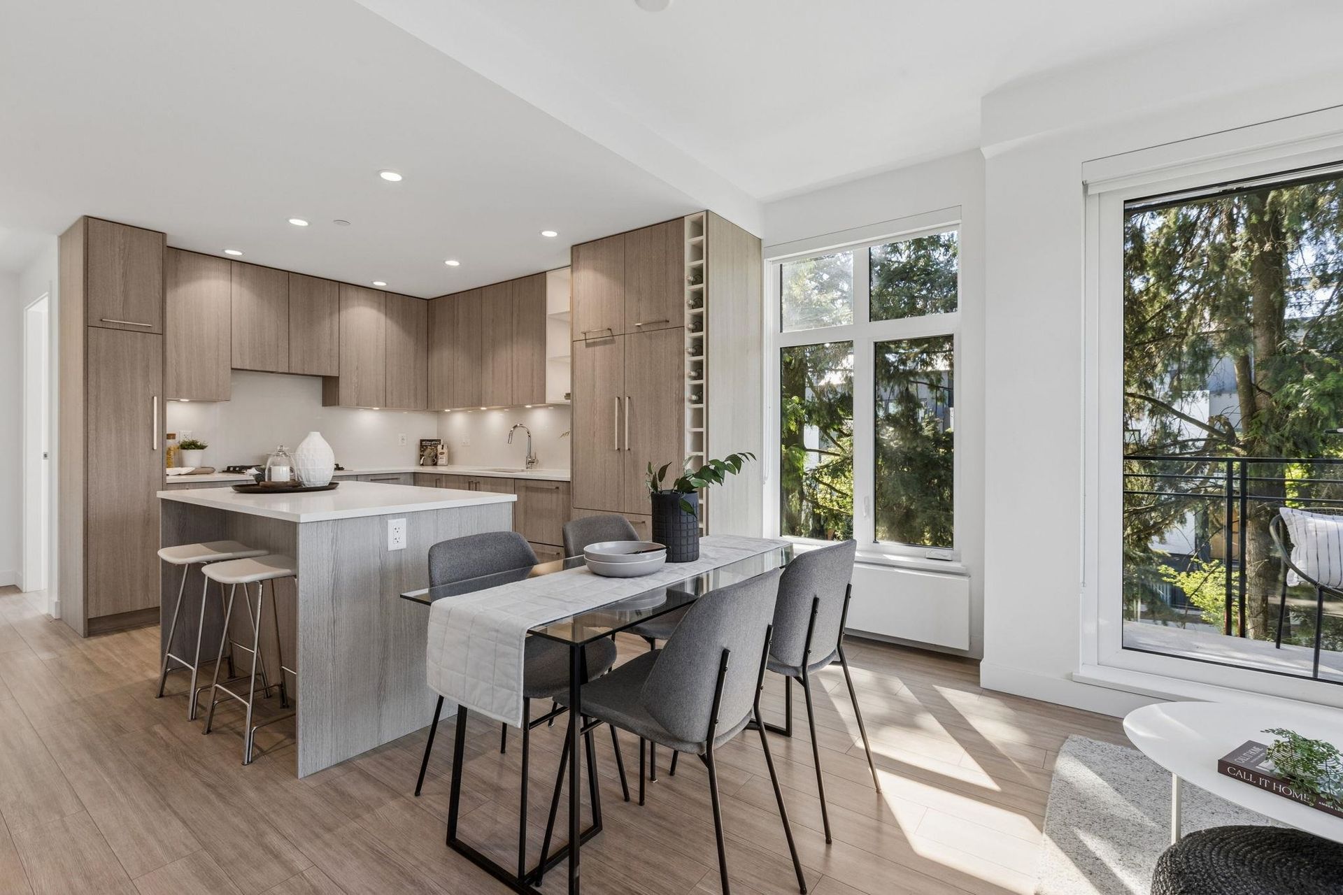 201 - 707 E 3 Street, Queensbury, North Vancouver 