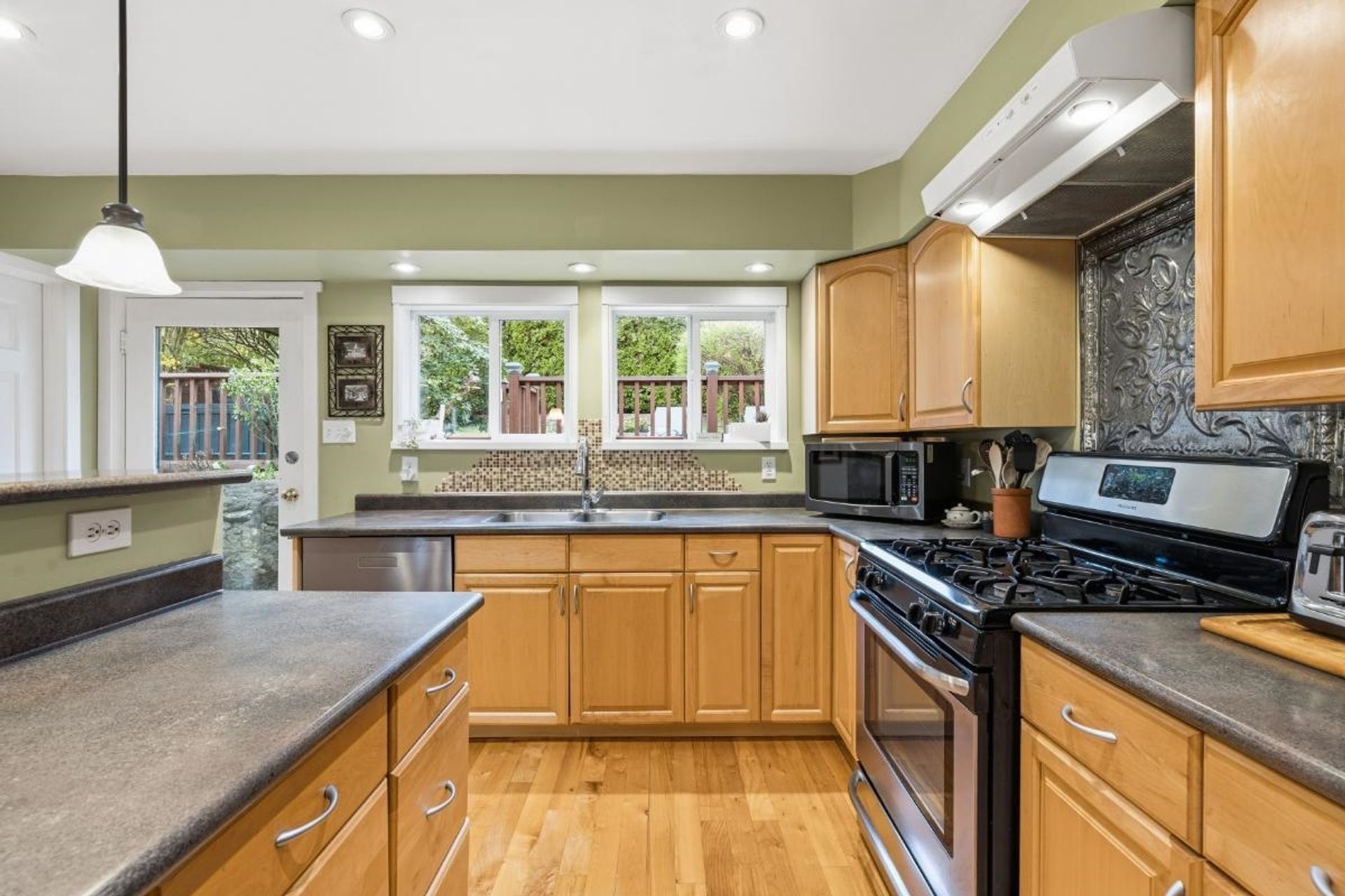 272-osborne-road-e-upper-lonsdale-north-vancouver-08 at 272 Osborne Road E, Upper Lonsdale, North Vancouver