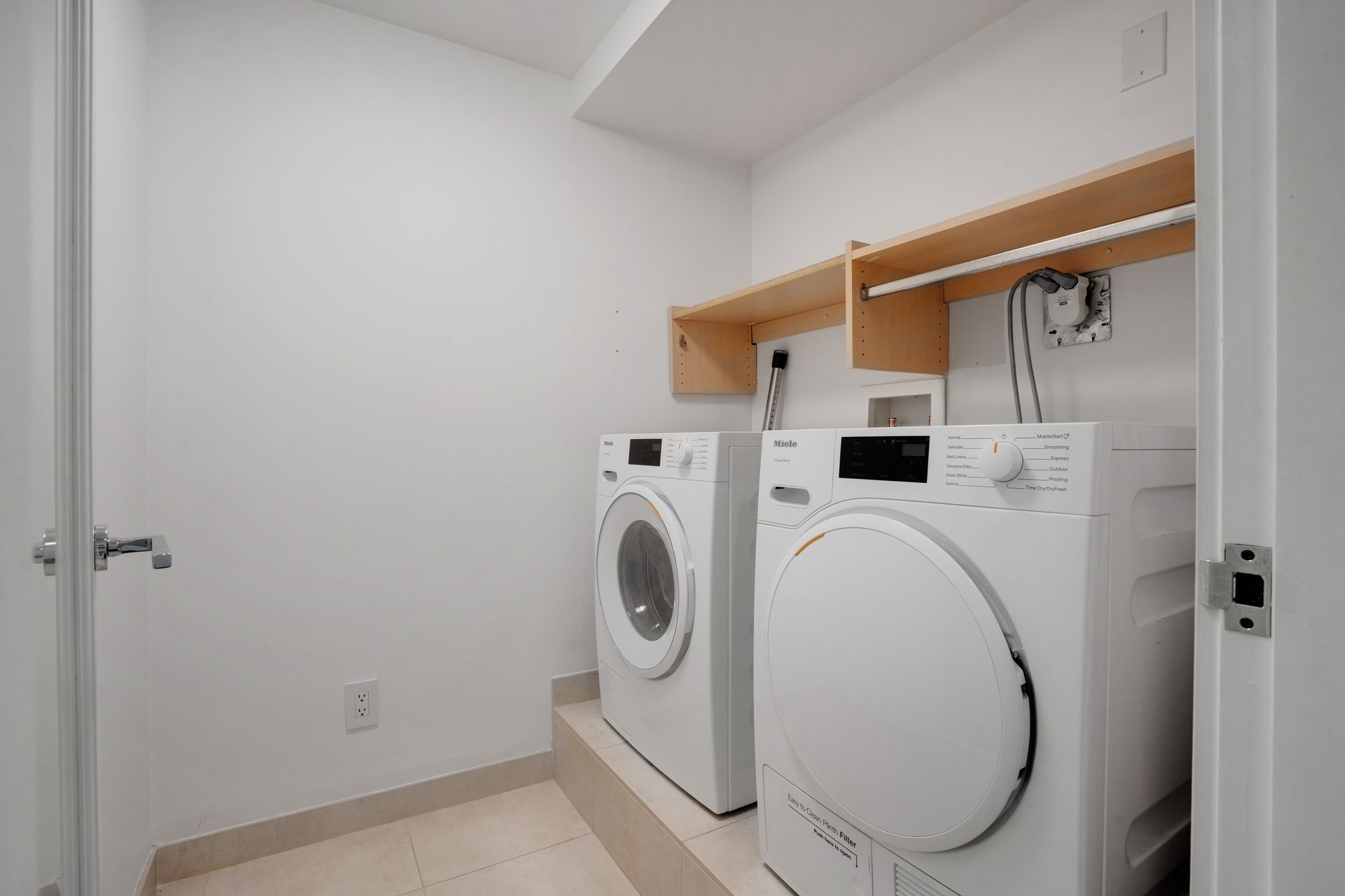 24 at 603 - 1383 Marinaside Crescent, Yaletown, Vancouver West