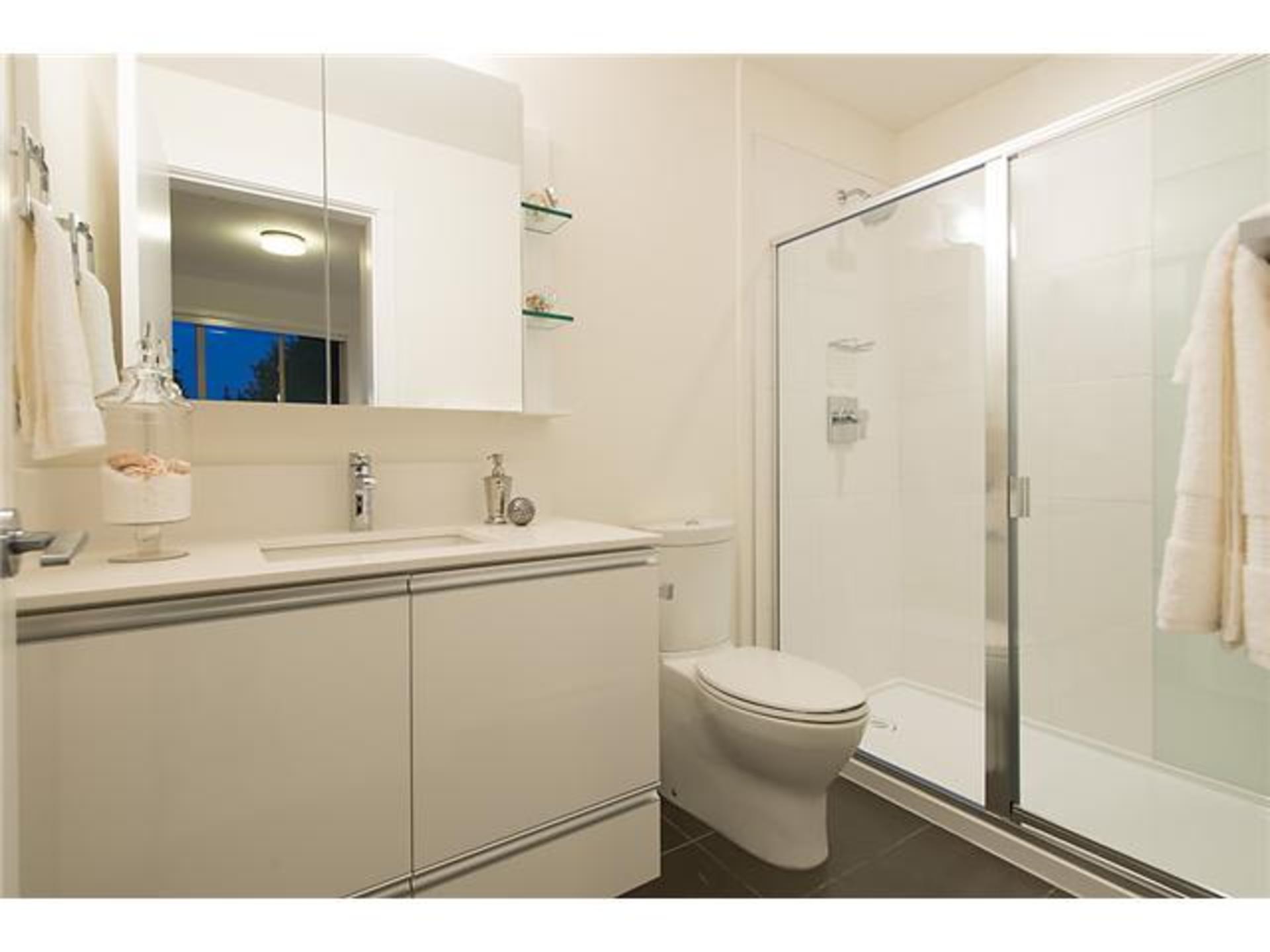 V1031932_I01_16 at 107 - 3478  Mall