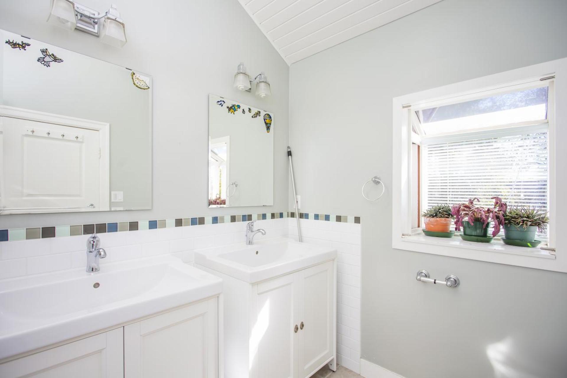 Master Bathroom at 3240 WEST 36th AVENUE, MacKenzie Heights, Vancouver West Master Bathroom at 3240 WEST 36th AVENUE, MacKenzie Heights, Vancouver West