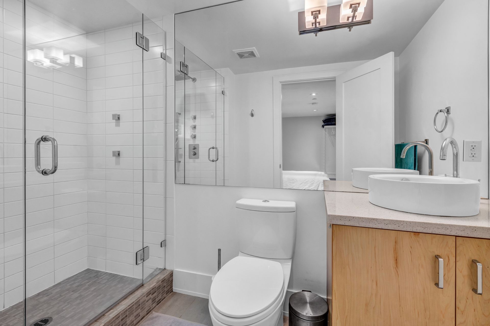 17 at 2034 3rd Avenue, Kitsilano, Vancouver West