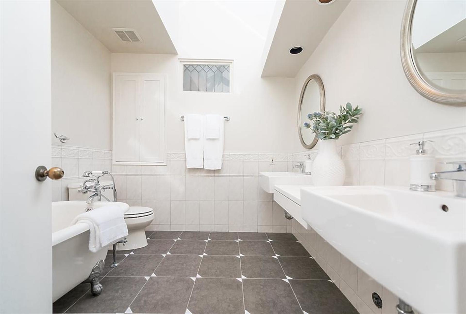 262378912-11 at 1756 15 Th Avenue, Fairview VW, Vancouver West